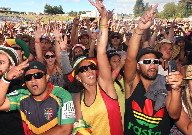 Reggaeinspirerad konsertpublik med uppsträckta händer på Furuvik