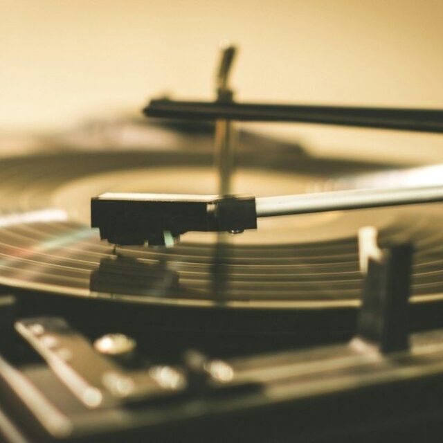 Närbild av en vinylskiva som snurrar på en skivspelare