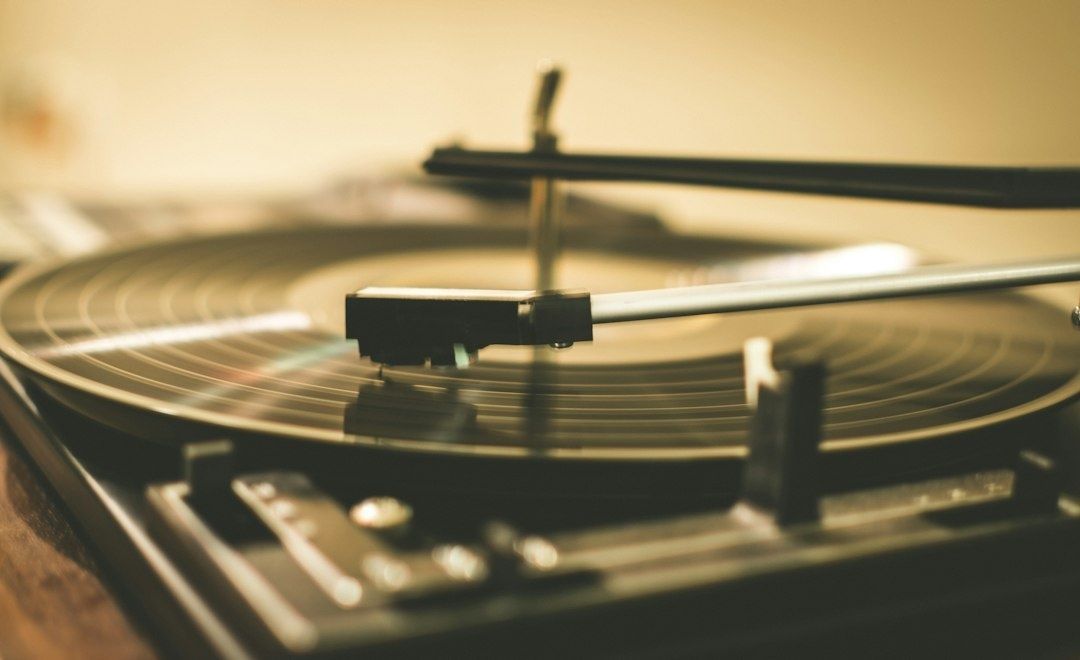 Närbild av en vinylskiva som snurrar på en skivspelare