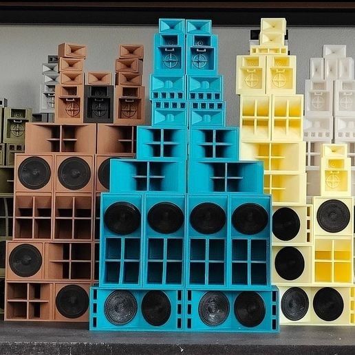Färgglada staplade högtalarlådor i en kompakt sound system-vägg